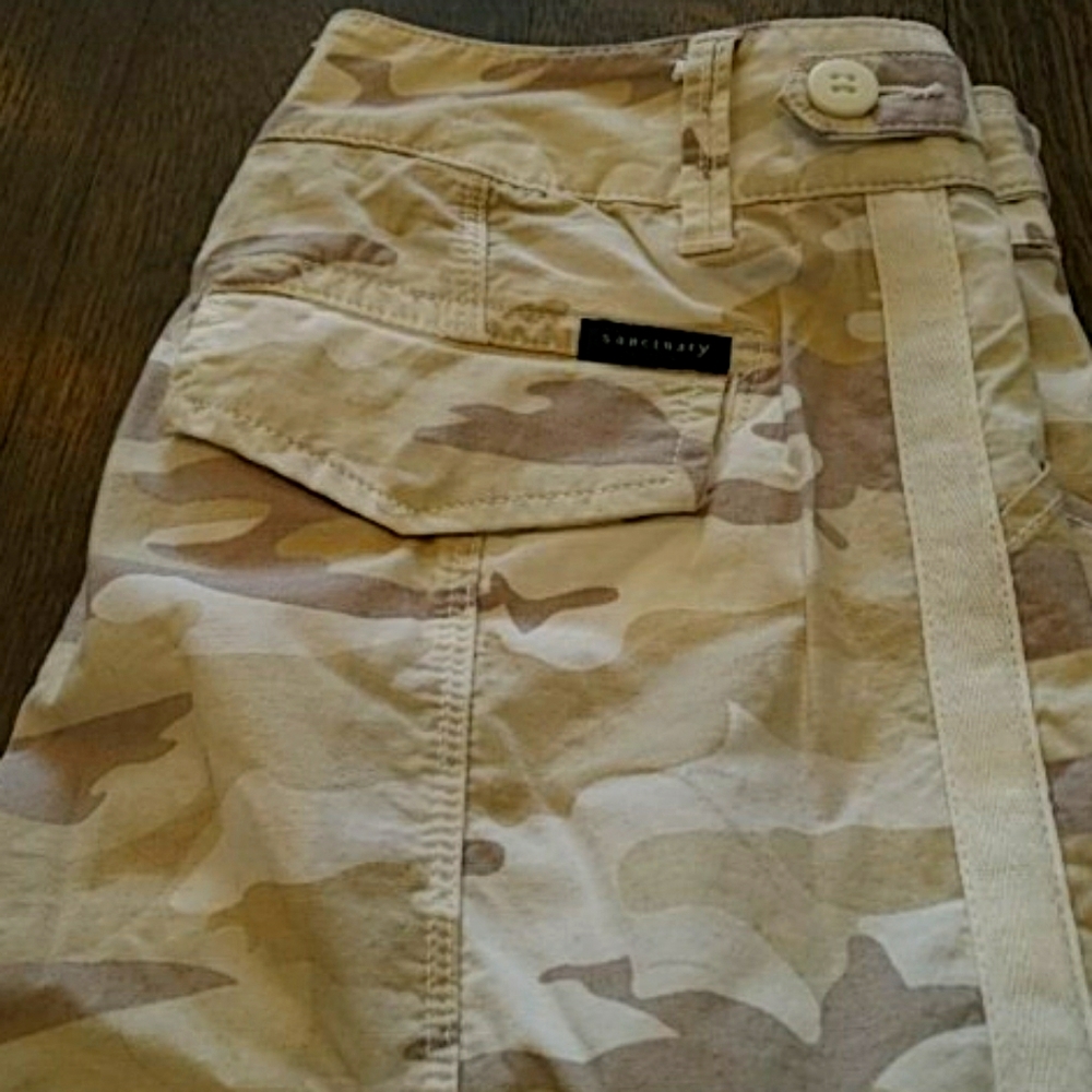 Brand new never worn sanctuary cropped camo